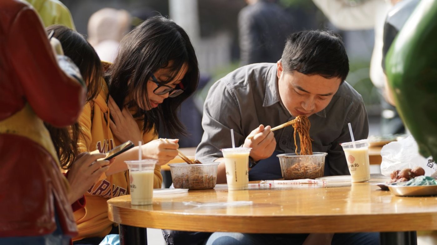 漢口吉慶街路口,武漢市民在吃熱干面